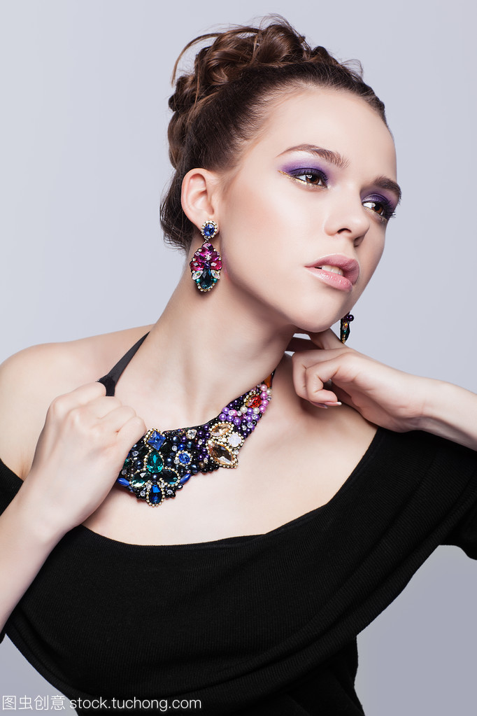 东方古韵 灰调映衬下的玉饰佳人