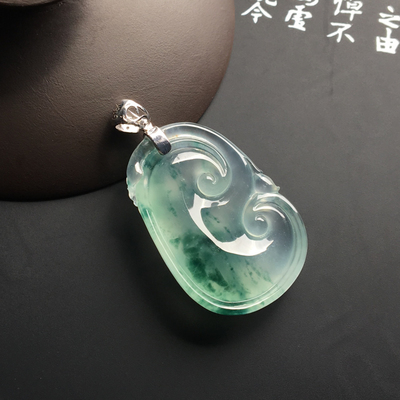 冰种飘花如意挂件 玉饰中的典雅与寓意